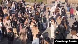 Туркменские студенты университета Алтынбаш в Стамбуле вышли на протест против незаконного отчисления. Фото с сайта turkmen.news