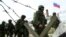 Люди в военной форме, предположительно, российские военнослужащие, под Симферополем.