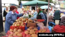 На гомельскім рынку бульба па дзьве з паловай — тры тысячы.