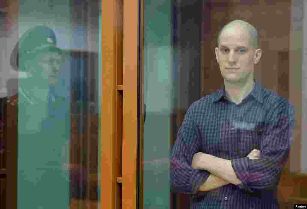 Reporter Wall Street Journala Evan Gershkovich, čije je suđenje za optužbe za špijunažu počelo iza zatvorenih vrata 26. juna, stoji u ograđenom prostora za optužene u Ekaterinburgu.