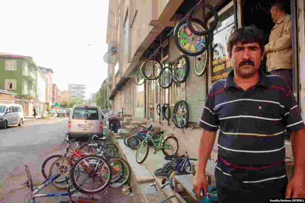 Velosiped təmirçisi Murad usta. Murad ustanın babası XX əsrin əvvəllərində Qafqazlardan Qarsa küçmüş və sonra I Dünya Müharibəsinin başlanması ilə orda yerləşmişlər.