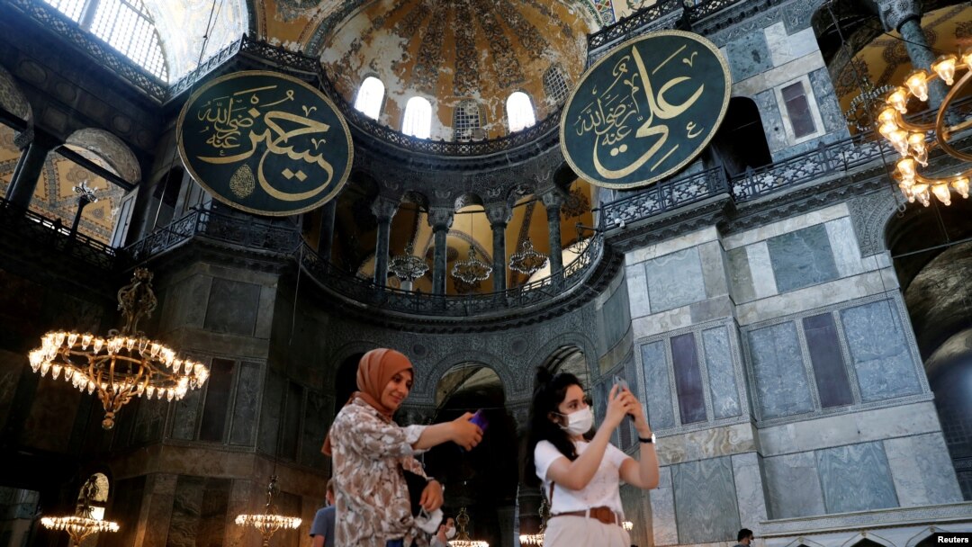 Turiști care-și fac selfie în catedrala Sfânta Sofia (Aghia Sofia - Sfânta înțelepciune), care a fost până vineri muzeu și obiectiv UNESCO