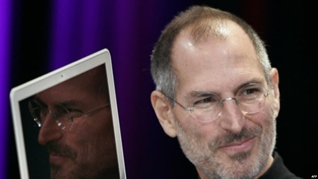 Только в 1983 году глава компании Apple Стив Джобс признал потенциал мышки, купил патент, и мышка стала составной частью компьютера Macintosh