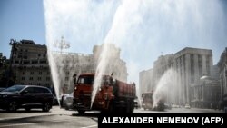 Цистерни прскаат вода во центарот на Москва на 7 јули 2021 година поради жешкото време