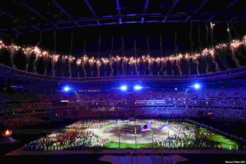 Феєрверк на церемонії закриття літніх Олімпійських ігор у Токіо-2020. 8 серпня 2021 року&nbsp;