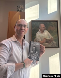 Максим Д. Шраер с книгой отца, Давида Шраера-Петрова. Бостон, март 2026.