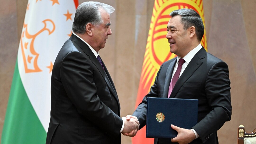 Эндрю Гарфилд пен Эмма Стоун секс Ол жас келіншектің бетінен ұрады