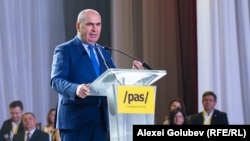 Fostul premier român, liderul Partidului Național Liberal, Ilie Bolojan, ținând un discurs la Congresul PAS de la Chișinău.