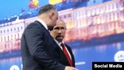 Președinții Igor Dodon și Vladimir Putin, la Forumul economic de la St. Petersburg, iunie 2017