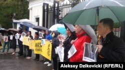 Учасники акції протесту проти вироків Сенцову і Кольченку біля воріт посольства Росії у Варшаві