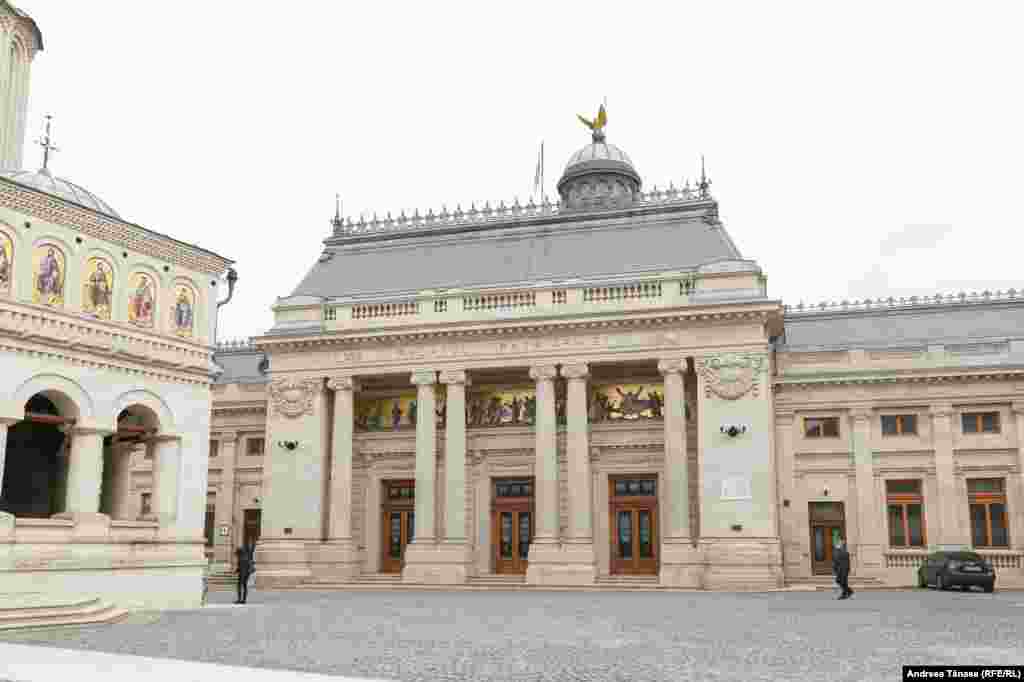 Palatul Camerei Deputaților (1907, arhitect Dimitrie Maimarolu), acum Palatul Patriarhiei; cunoscut și sub denumirea de Palatul Marii Adunări Naționale &#238;n timpul regimului Comunist, este o clădire din București, Rom&#226;nia, situată pe Dealul Mitropoliei. 