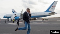 În timpul unei escale de realimentare a avionului secretarului de stat american