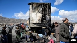 یک روز پس از حمله جدایی‌طلبان بلوچ، شماری از مردم در کنار یک خودروی سوخته در حاشیه شهر کویته در حال جمع‌آوری مواد بازیافتی هستند؛ یک‌شنبه ۱۲ بهمن