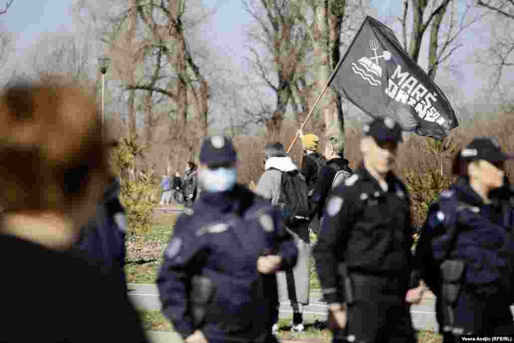 Savo Manojlović, jedna od organizatora protesta, izjavio je da je skup prijavljen policiji i da je od policije traženo da reguliše saobraćaj.