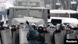 Украинские ОМОНовцы забрасывают камнями участников протестов 