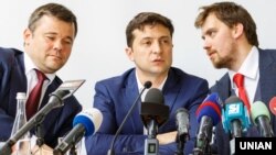 Ուկրաինա - Ձախից՝ աջ․ նախագահի գրասենյակի ղեկավար Անդրիյ Բոհդան, նախագահ Վլադիմիր Զելենսկի և նախագահի գրասենյակի ղեկավարի տեղակալ Օլեքսի Հոնչարուկ, Ուժգորոդ, 6-ը հուլիսի, 2019թ․ 