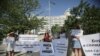 Медицински сестри пред болница "Токуда" протестират за достоен труд и срещу уволнението на колегата си Мая Илиева