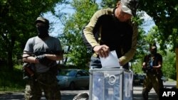 Пророссийские сепаратисты голосуют на "референдуме о самоуправлении". Славянск, 11 мая 2014 года.