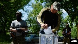 Ukraine -- Pro-Russian fighters vote during an independence referendum at their position, Slavyansk, 11May2014