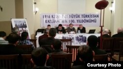 Chor Rossiyasining Turkistondagi qatliomiga bag‘ishlanib Istanbulda o‘tkazilgan anjumandan lavha.