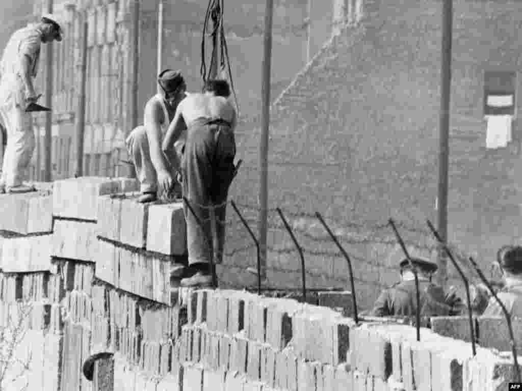 Builders work on the Berlin Wall on October 1, 1961, built under Khrushchev&#39;s directive.