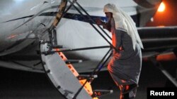 Абу Катаданы Лондондун четиндеги аскерий базадан алдын ала даярдалган учак менен Амманга жеткиришти, 7-июль, 2013