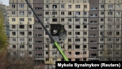 Кадри з Дніпра свідчать, що один із російських дронів вночі проти 8 листопада влучив у дев’ятиповерховий будинок