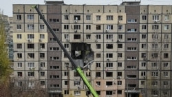 Многоэтажный дом, поврежденный в результате атаки дронов на Днепр, Украина, 8 ноября 2025 года