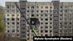 Украина - зграда погодена од рускиот напад врз Днепар, 8 ноември 2025 година.