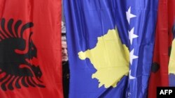 Flamuri i Kosovës dhe ai i Shqipërisë.