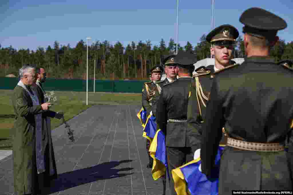 Військові капелани проводять заупокійну службу