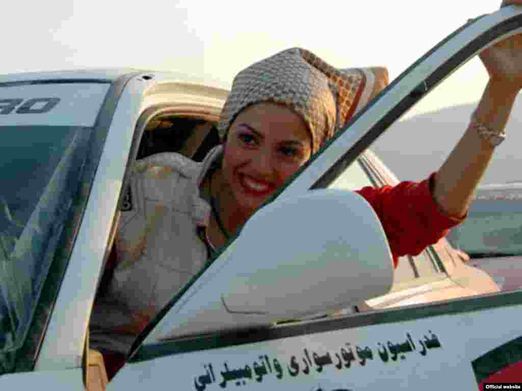 Iran - Prvi ženski vozač na moto trkama - Laleh Seddigh je prva Iranka koja se natječe na auto trkama i najpoznatija iranska sportašica.Da bi učestvovala na trkama sa muškarcima morala je dobiti dozvolu iranskih vlasti. U najvećem broju njih je pobijedila.