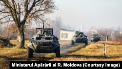 Imaginea relevă ultimele instruiri cu trageri de luptă din armamentul de infanterie, care au avut loc în perioada 16-20 decembrie 2024, la centre de instruire ale Armatei Naționale a R. Moldova. 