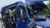 Un microbuz distrus pe un drum din regiunea Sumî, Ucraina, unde autoritățile ucrainene spun că un atac rus cu dronă a ucis nouă persoane pe 17 mai