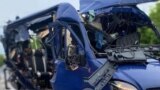 Un microbuz distrus pe un drum din regiunea Sumî, Ucraina, unde autoritățile ucrainene spun că un atac rus cu dronă a ucis nouă persoane pe 17 mai