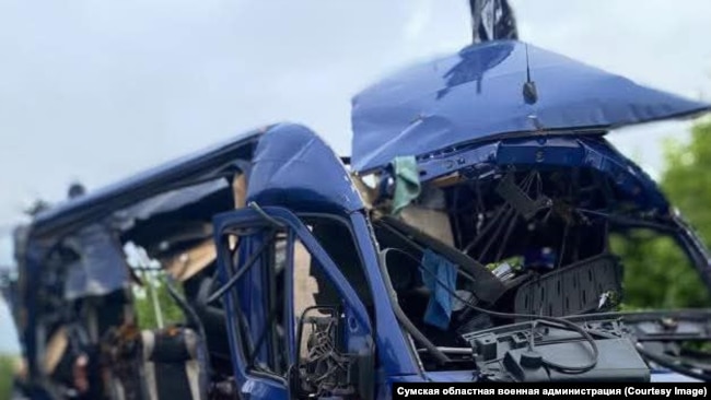 Pasojat e sulmit ndaj një minibusi në rajonin e Sumit më 17 maj.