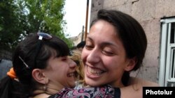 Журналистка газеты «Айкакан жаманак» Ани Геворкян вышла на свободы под подписку о невыезде, Ереван, 3 июня 2010 г.