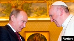Папа Франциск (справа) и президент России Владимир Путин. Ватикан, 25 ноября 2013 года. 