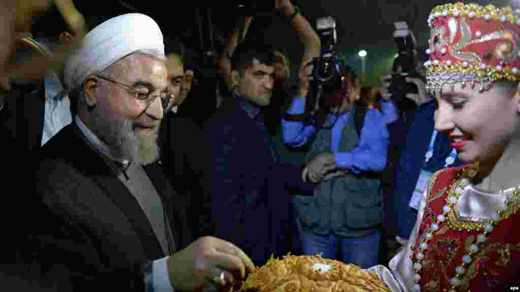 Иран президенті Хассан Роуханиді қарсы алу салтанаты. 8 шілде 2015 жыл.