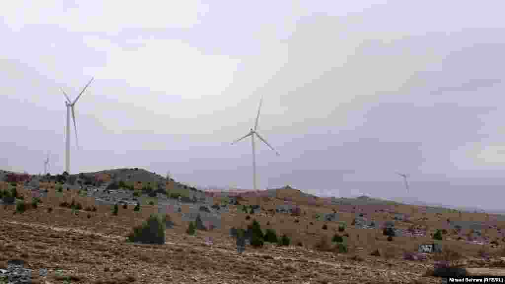 Fotografija uslikana sa lokalnog puta Mostar-Podveležje, vjetroturbine su u neposrednoj blizini ceste