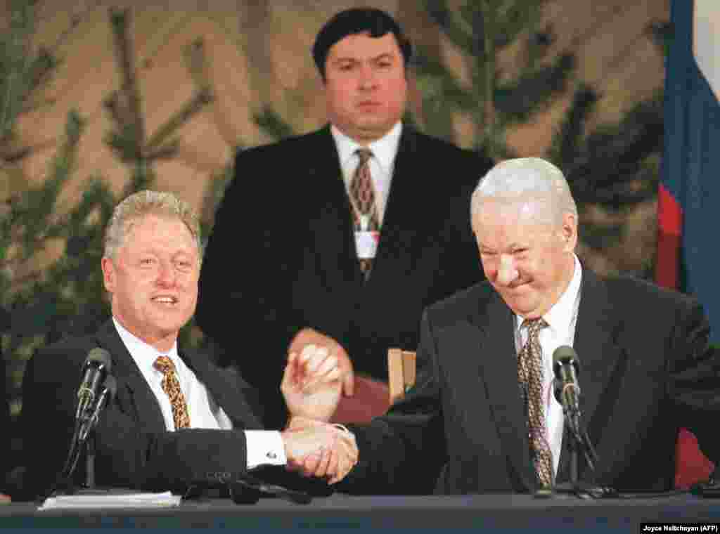 Bill Clinton și Boris Elțîn. Helsinki, Finlanda,&nbsp;21 martie 1997 Una din principalele teme de discuție în timpul celui de-al doilea summit Clinton &ndash; Elțîn a fost extinderea NATO, mai exact măsura în care Alianța Nord-Atlantică va primi sau nu țări din fostul bloc sovietic. Oficialii ruși, inclusiv Boris Elțîn, l-au avertizat pe Bill Clinton că o extindere a NATO în acel moment ar fi fost o greșeală majoră în condițiile în care numeroși ruși ar fi văzut mișcarea drept o mobilizarea militară, cu potențial destabilizator, la granițele Rusiei. Doi ani mai târziu, Polonia, Ungaria și Republica Cehă s-au alăturat Alianței Nord Atlantice.