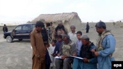 په بلوچستان کې پوځ د سر شمېرنې د ډلو حفاظت کوي. 