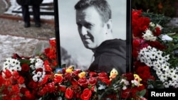 Фотография Алексея Навального на его могиле в Москве, 2025 год