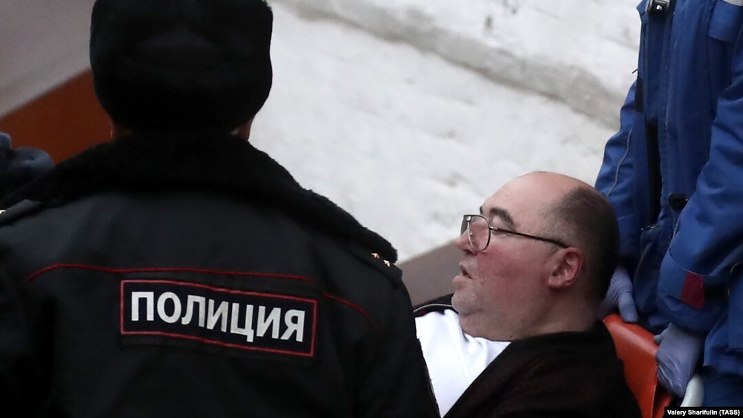 Бориса Шпигеля выносят на носилках из зала Басманного суда