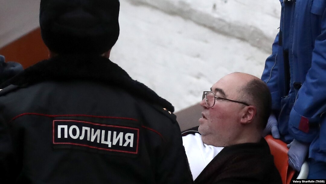 Бориса Шпигеля выносят на носилках из зала Басманного суда, архив