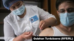 Мужчина получает вакцину в одном из прививочных пунктов в Бишкеке. Иллюстративное фото. 