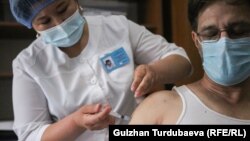 Мужчина получает прививку против коронавирусной инфекции в одном из ЦСМ Бишкека. 