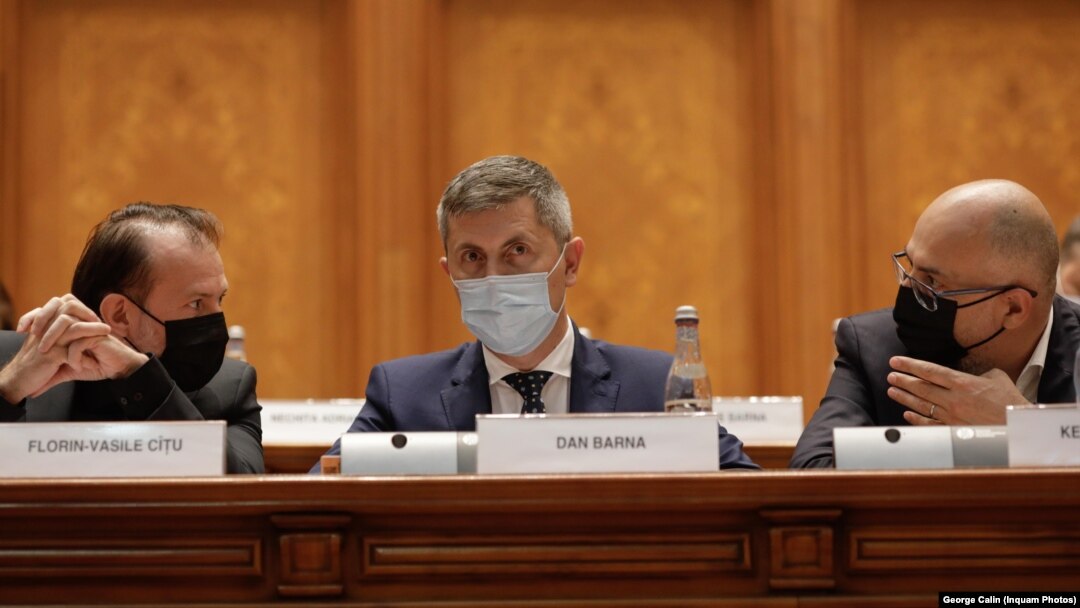 Conducerea USR PLUS încearcă să joace dur și să condiționeze PNDL3 de votul pentru desființarea Secției Speciale. Imagine generică din Parlament: premierul Cîțu (stânga), vicepremierul Dan Barna (centru), vicepremierul Kelemen Hunor (dreapta)