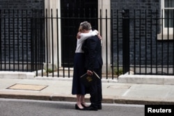 Britanski premijer Starmer objavio je vremenski okvir za svoju ostavku ispred Downing Streeta 10 u Londonu