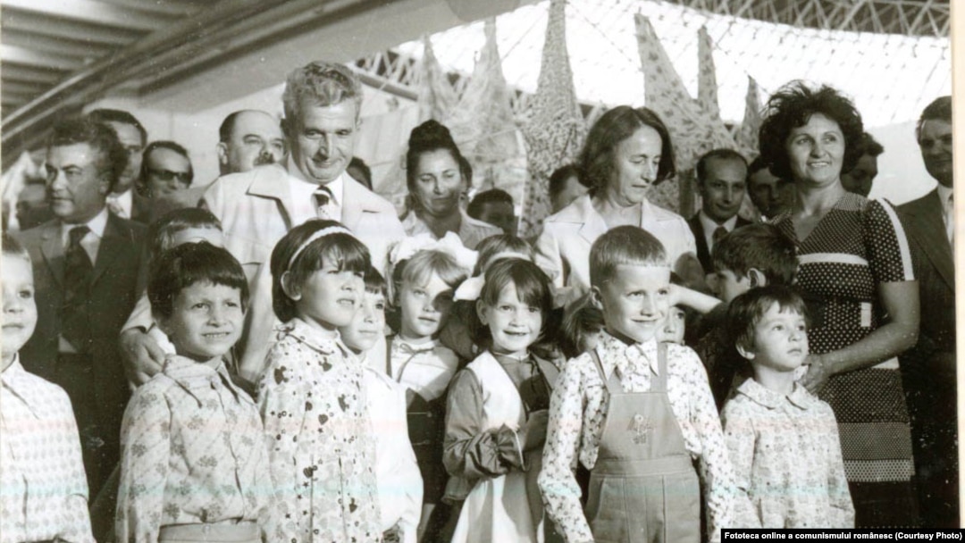 Nicolae Ceauşescu și Elena Ceauşescu la Târgul de mostre şi bunuri de consum de la Complexul Expoziţional din Piaţa Scânteii.(20.VIII.1977). Sursa: Fototeca online a comunismului românesc; cota:152/1977